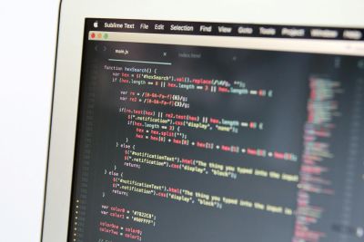 visualys- Auf einem Computerbildschirm wird JavaScript-Code im Sublime Text-Editor angezeigt, wobei verschiedene Funktionen, Syntaxhervorhebung und farbiger Text auf hellem Hintergrund sichtbar sind.