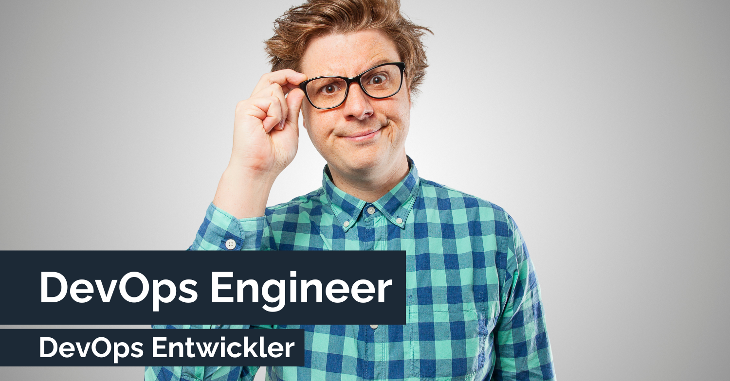 visualys- Ein Mann in einem blau-grün karierten Hemd rückt seine Brille mit einem neugierigen Blick zurecht. Der Text auf dem Bild lautet DevOps Engineer und DevOps Entwickler auf grauem Hintergrund.