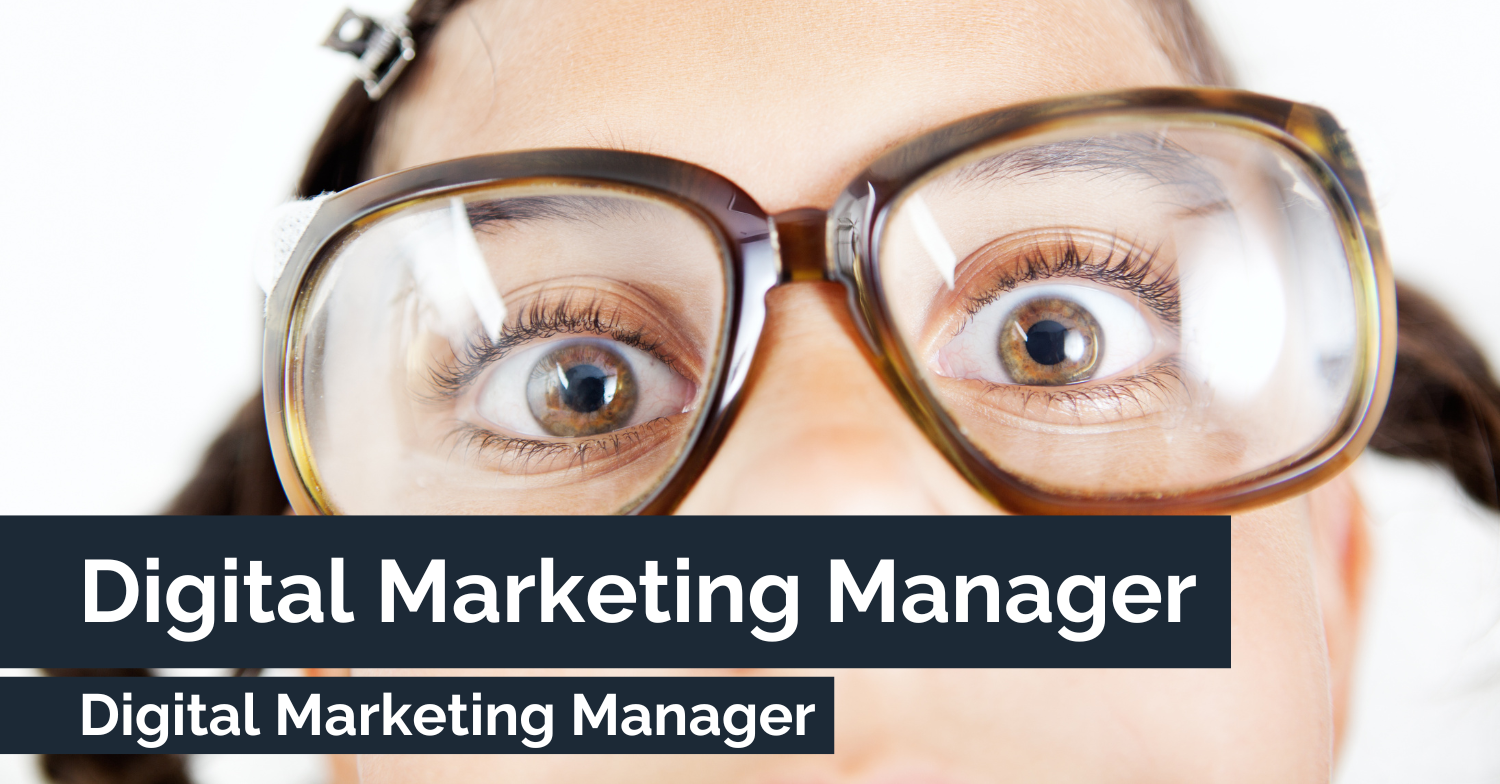 visualys- Nahaufnahme einer Person mit großer Brille, die überrascht aussieht. Der überlagerte Text lautet Digital Marketing Manager in fetten Buchstaben.