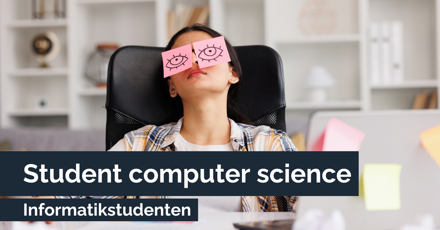visualys- Ein Student sitzt an einem Schreibtisch mit rosa Haftnotizen mit gezeichneten Augen, die seine geschlossenen Augen bedecken. Der Text lautet: "Informatikstudent" und "Informatikstudenten". Der Hintergrund zeigt Regale und Studienmaterialien.